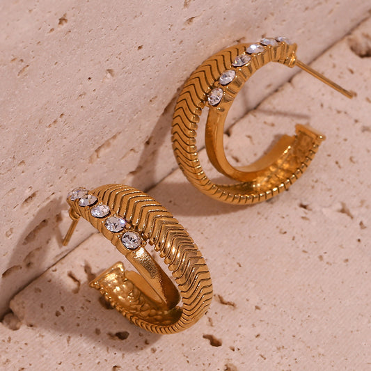 Pendientes de acero inoxidable geométricos de moda con chapado en oro de 18 quilates y textura cruzada de espina de pescado microengastada