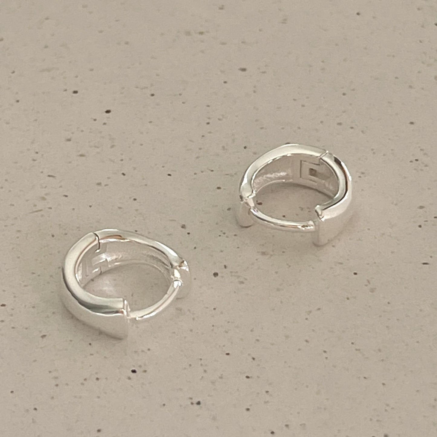 Pendientes minimalistas de plata de ley 925 chapados en oro con forma de aguacate