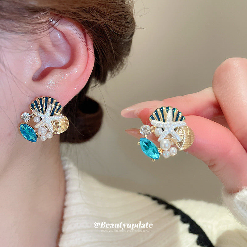 Elegante conjunto de collar con dije de coral, concha y estrella de mar con detalles de pedrería para mujer, estilo medallón minimalista, cadena delicada hasta la clavícula y pendientes de botón