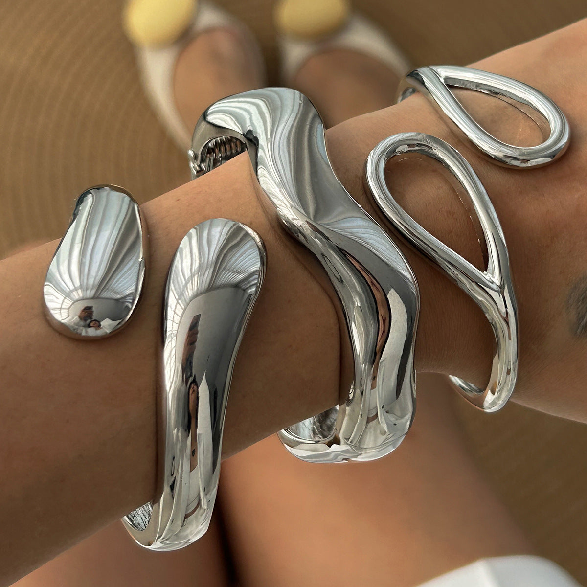 Pulsera Minimalista Asimétrica de Aleación Pulida con Doble Anillo y Cierre de Resorte para Mujer