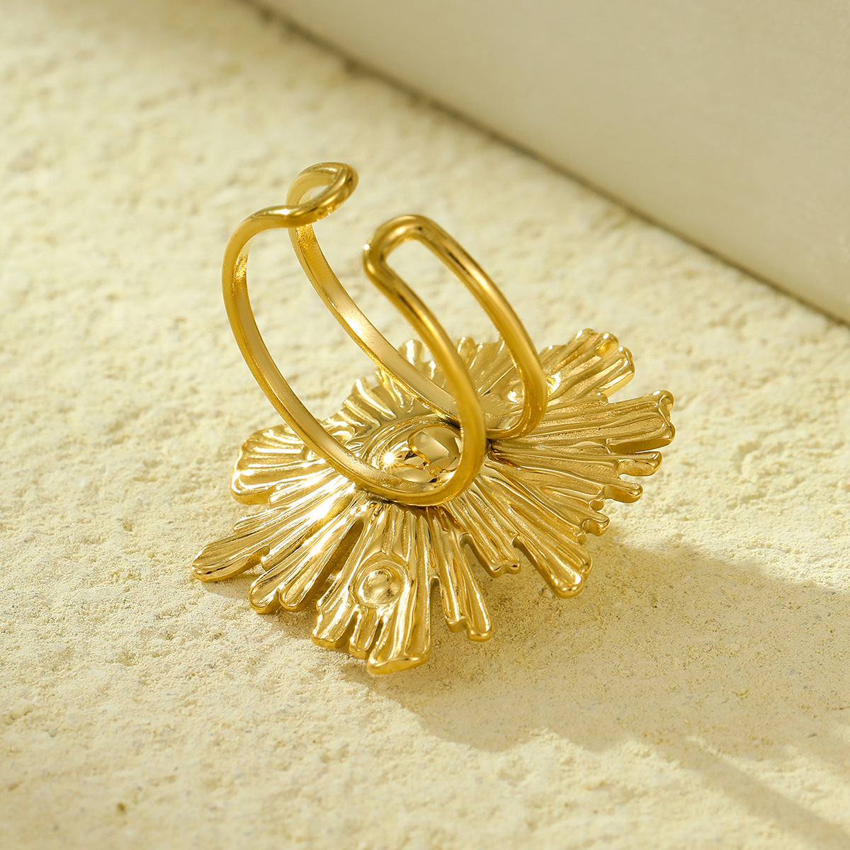 Elegante anillo de acero inoxidable con forma irregular de pétalo e incrustaciones de perlas para mujer, con lujoso acabado texturizado y diseño geométrico