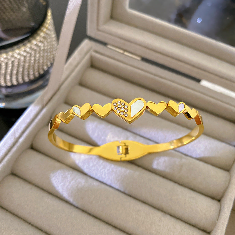Vintage Sweet Heart Shaped Gold Plated Titanium Steel Bracelet for Women