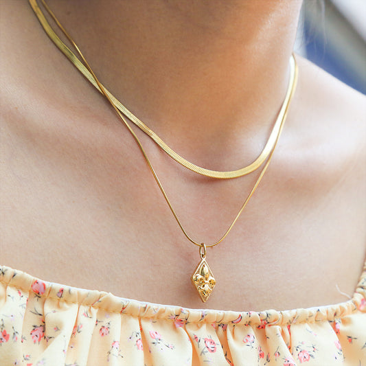 Minimalist Retro Double-Layer Snake Chain Necklace with Titanium Steel Pendant and 18K Gold Plating in Geometric U-Shaped Design