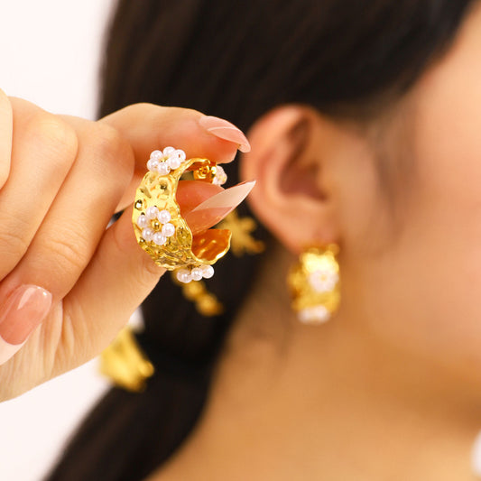 Pendientes de acero inoxidable en forma de C estilo Ins con incrustaciones de flores y perlas para mujer