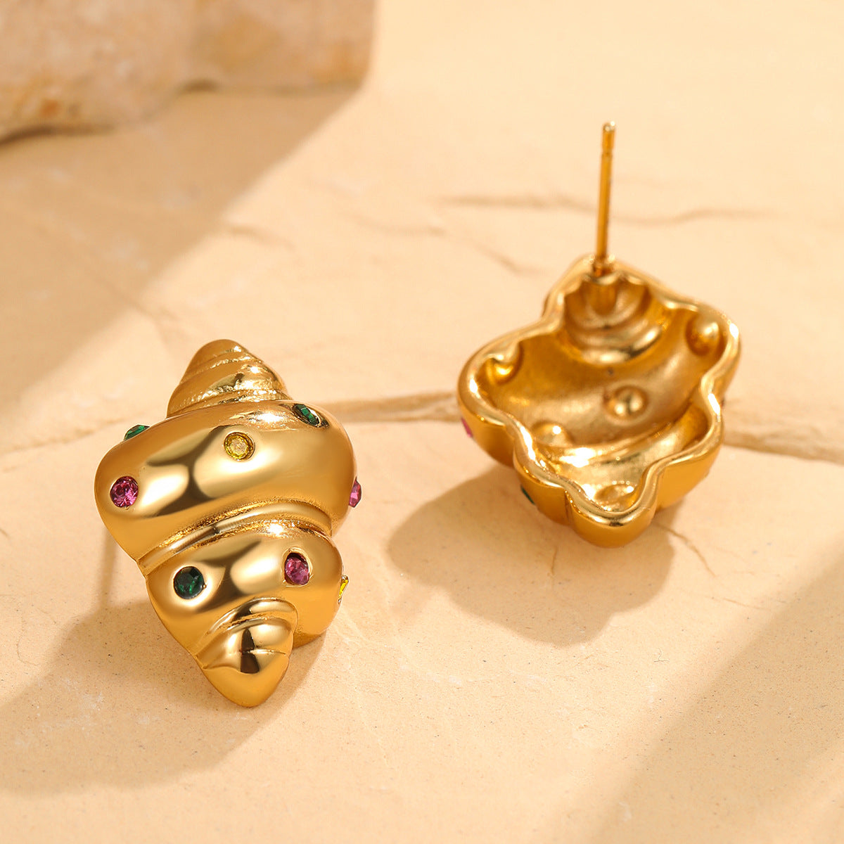 Pendientes de acero inoxidable a la moda con forma de cruasán e incrustaciones de circonitas de colores para mujer