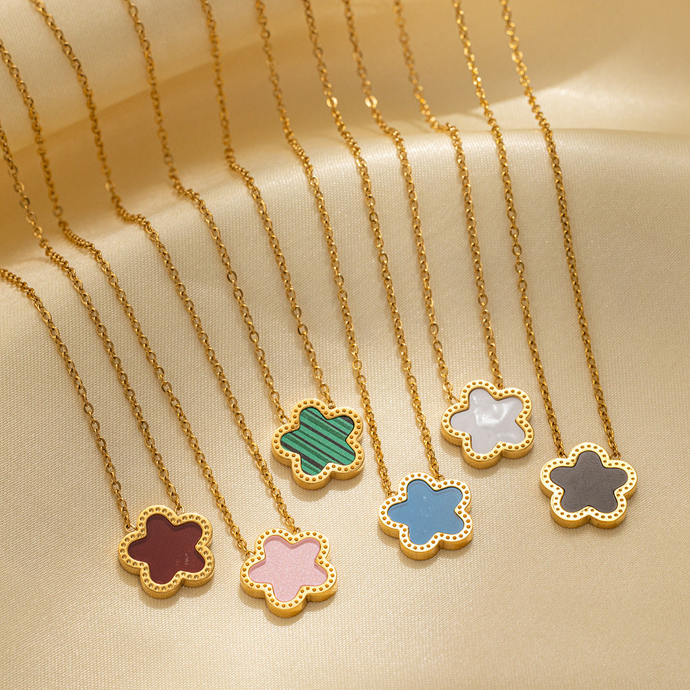 Collana pendente con fiore di pruno minimalista in madreperla da donna con intarsio di strass e catena a serpente in acciaio al titanio