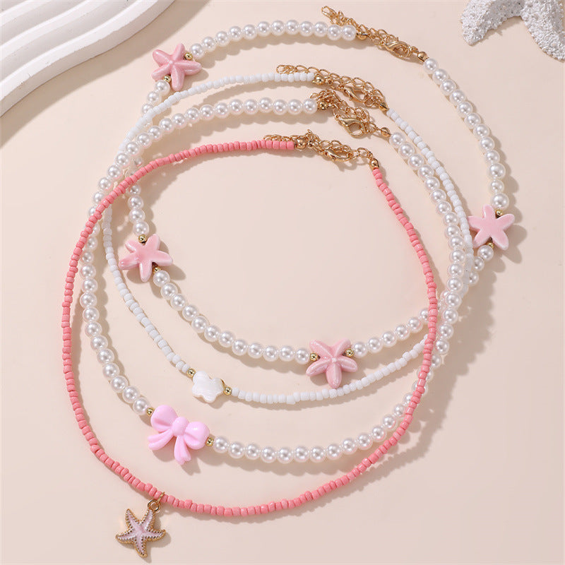 Collana Minimalista con Ciondolo a Fiocco a Farfalla per Bambini con Perline Rosa in Vetro su Catena di Perline Rotonde