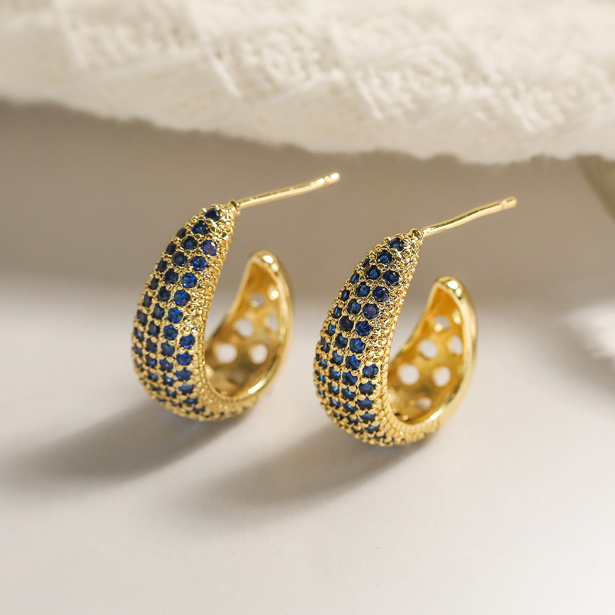 Orecchini Geometrici Minimalisti in Rame con Placcatura in Oro Vero e Intarsi in Zircone per Donna