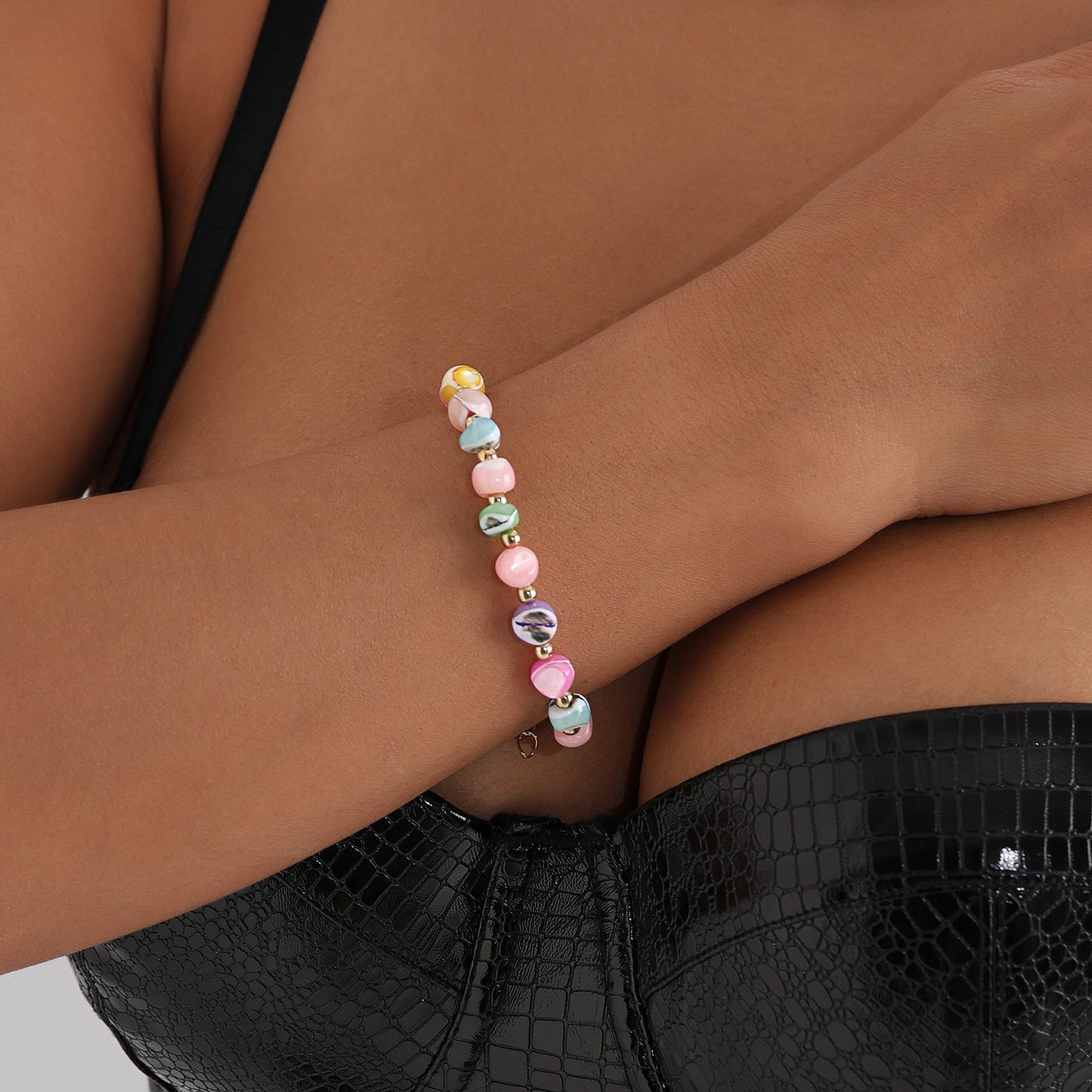 Collar con colgante de concha irregular y cuentas coloridas de dopamina para mujer con acabado chapado y diseño geométrico