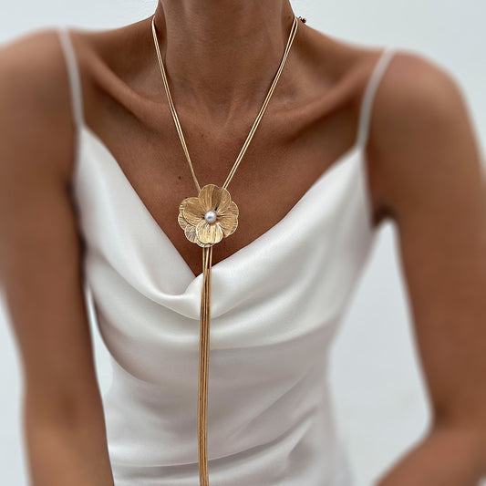 Collar Largo Minimalista con Hoja de Ginkgo, Colgante Floral Calado, Cadena de Cobre Galvanizado y Detalles de Perlas Simuladas para Mujer