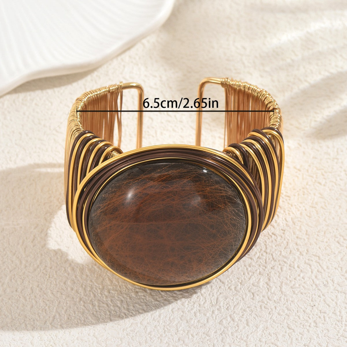 Bracciale rigido aperto geometrico minimalista da donna con base in lega placcata oro e intarsio in gemma artificiale