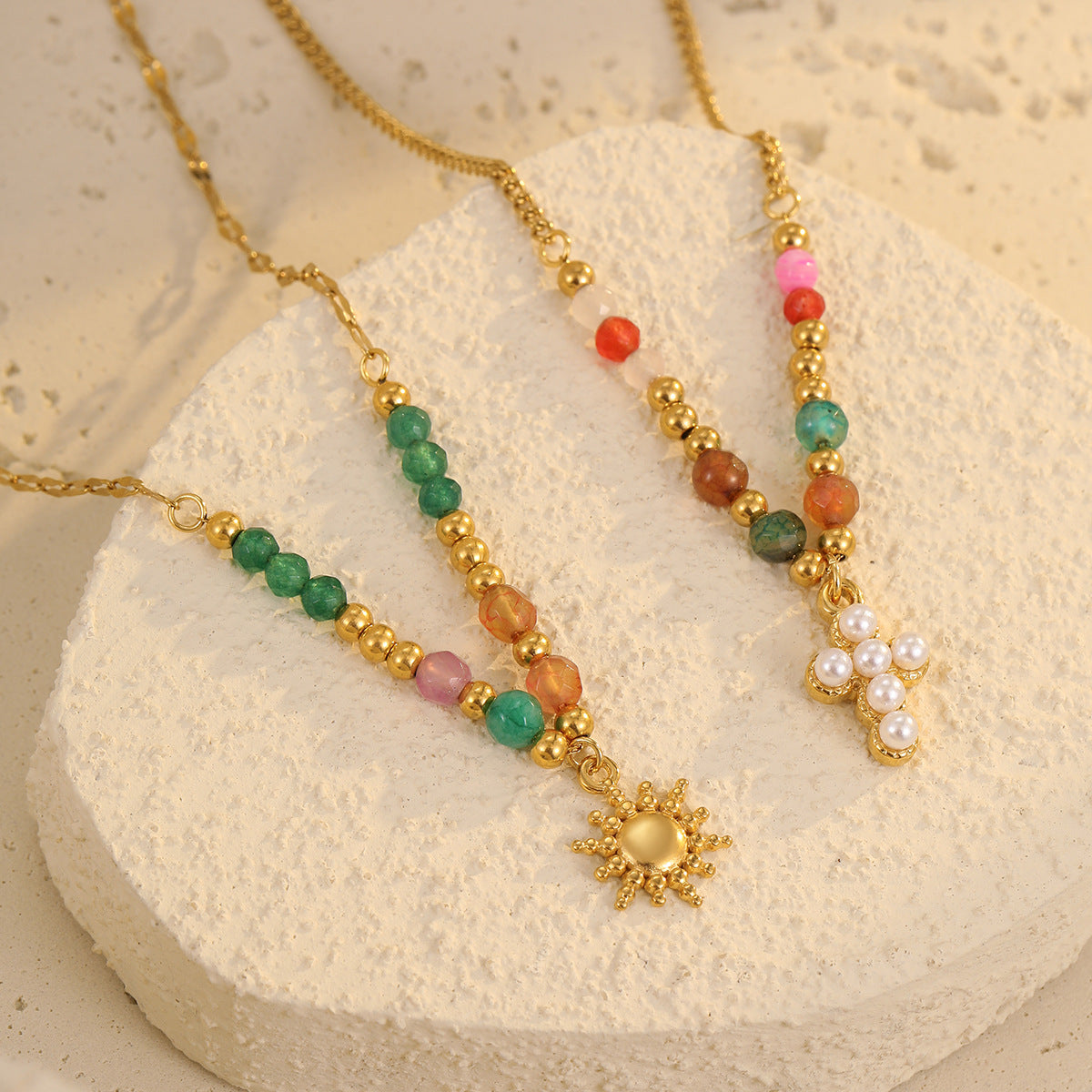 Collana con Ciondolo a Croce a Sole Geometrico Ispirata al Passato in Acciaio al Titanio con Finitura Elettroplaccata da Donna