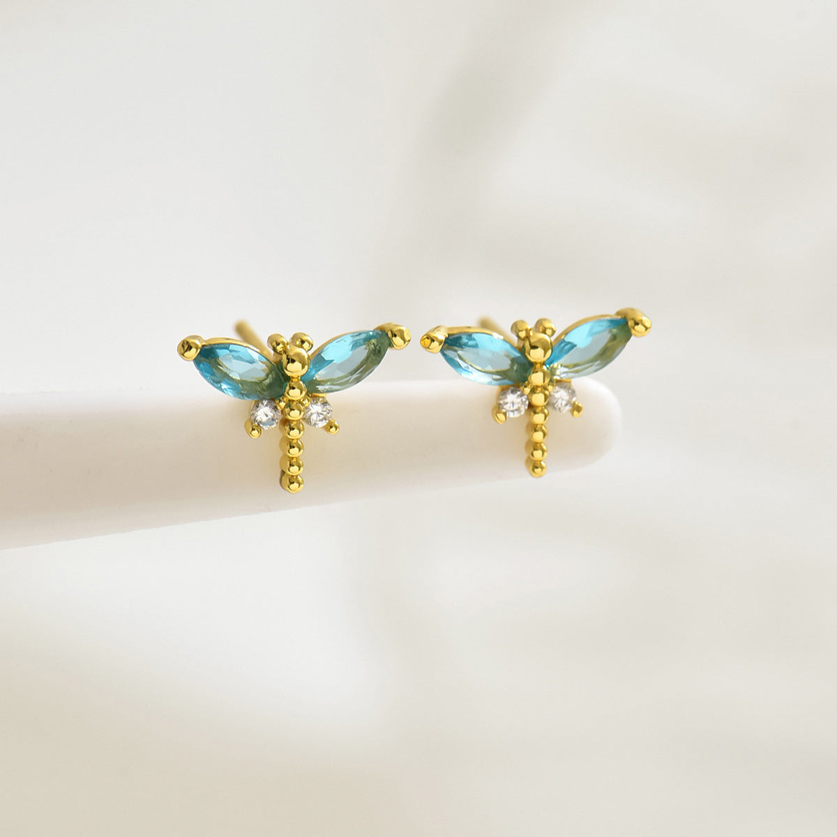 Bonitos pendientes de cobre con incrustaciones de circonitas con forma de libélula para mujer, con postes de acero inoxidable.