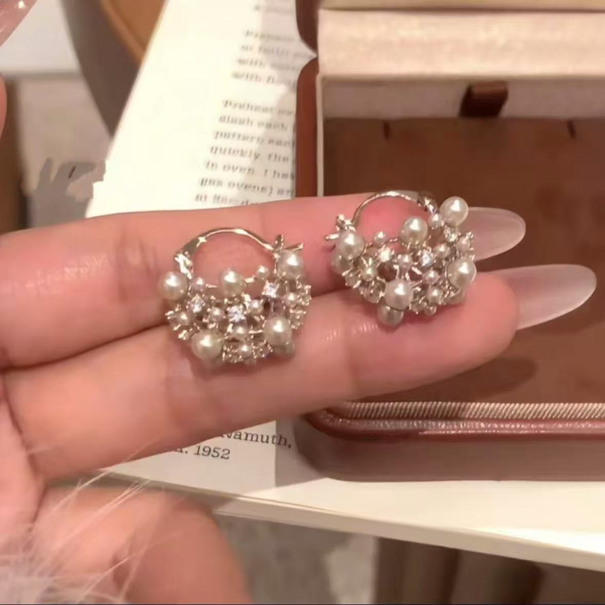 Orecchini da donna vintage eleganti a forma di stella geometrica con perle simulate e zirconi, perni in acciaio placcato