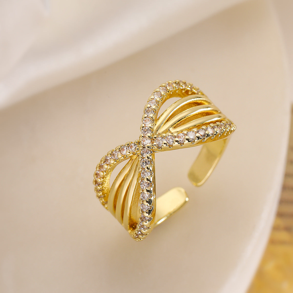 Anello aperto geometrico lussuoso minimalista da donna in ottone placcato oro vero con intarsio di zirconi