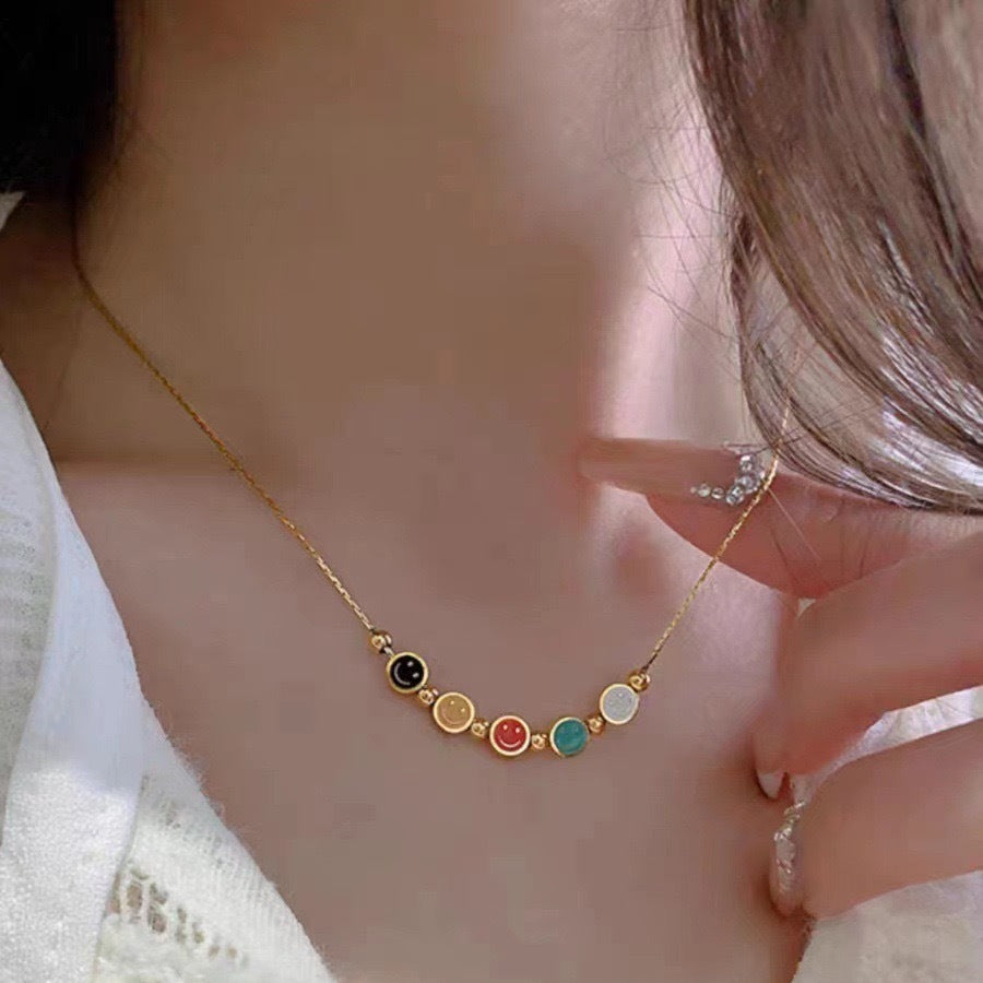 Bracciale da donna in acciaio al titanio con ciondolo sorridente minimalista, finitura smaltata e perline con accenti in oro 18 carati