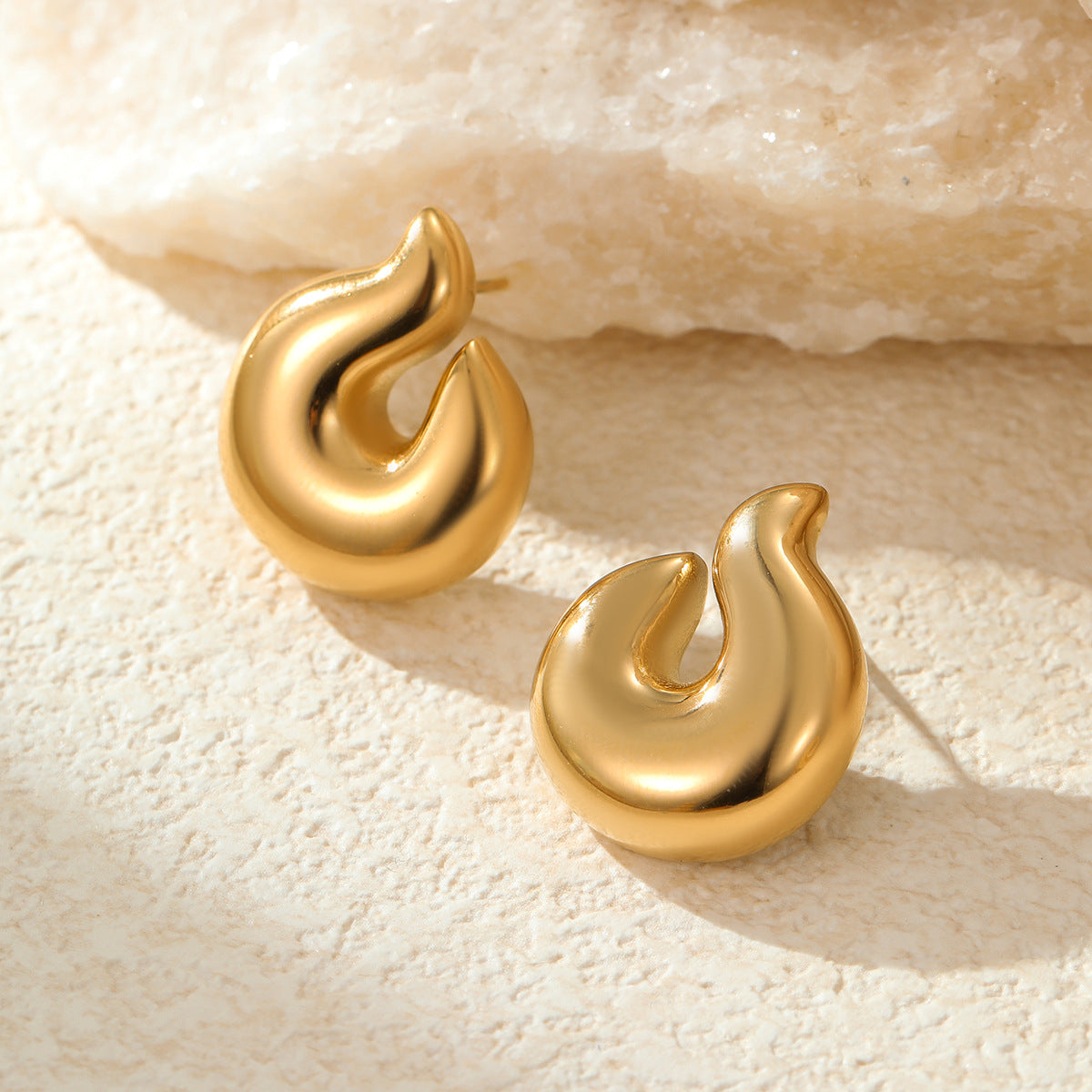 Orecchini a perno a forma di fiamma minimalisti in acciaio inossidabile placcato da donna