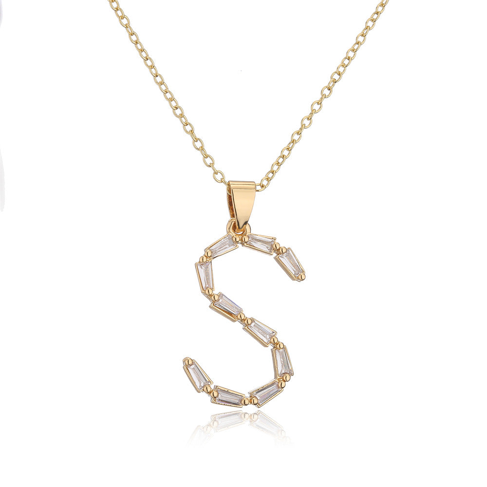 Collana da donna con ciondolo a lettera minimalista in ottone, placcata in oro 18K con intarsio di zirconi
