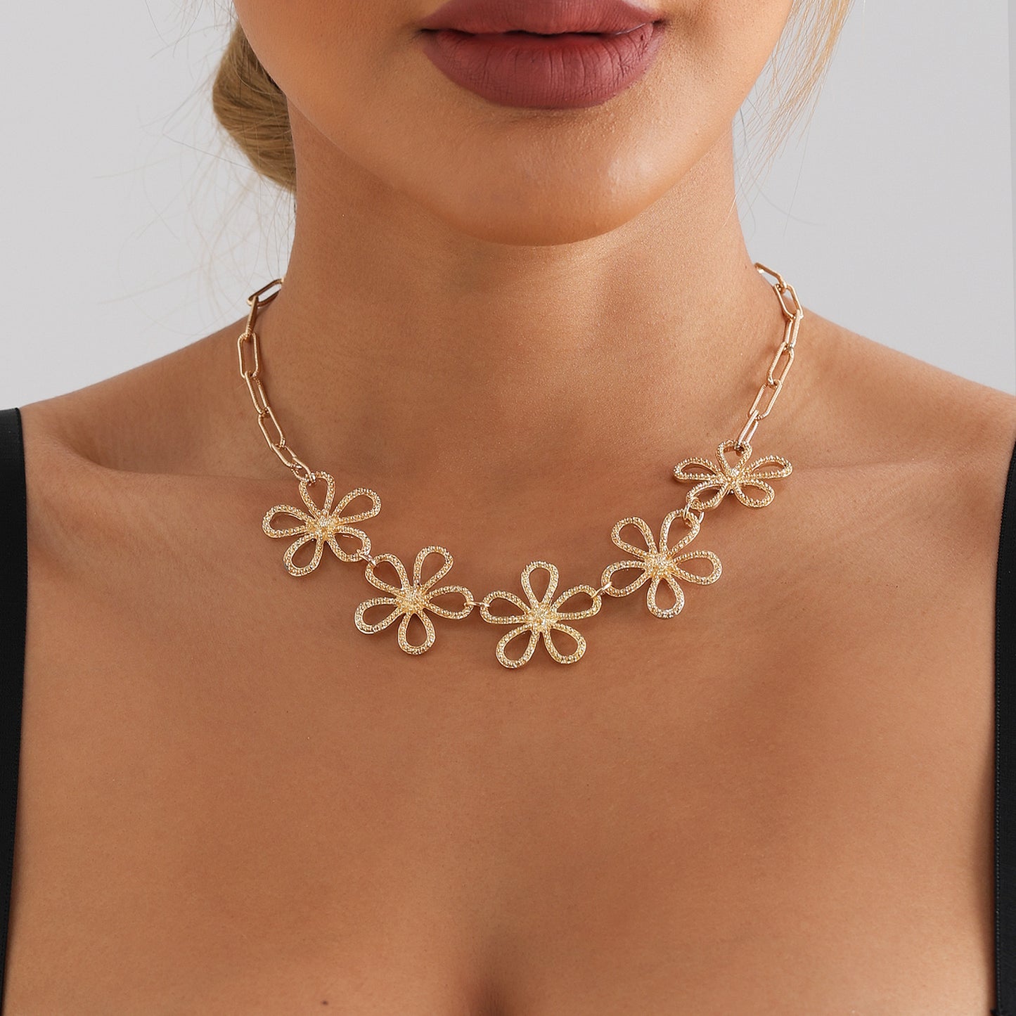Collar de aleación floral vintage con filigrana para mujer con acabado chapado y estilo de cadena a la clavícula