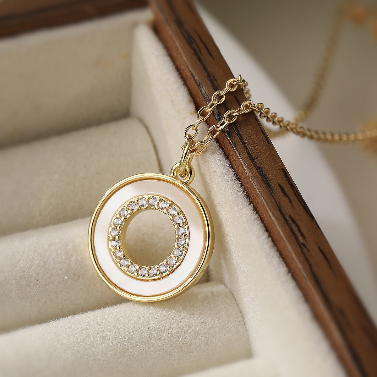 Collana pendente geometrica minimalista con abalone bianco e zirconi in rame placcato oro da donna