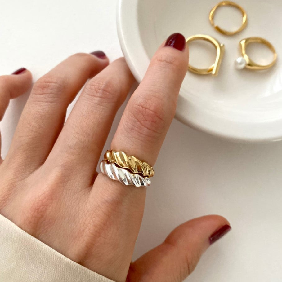 Anillo de Plata de Ley 925 Curva Natural Geométrica Minimalista con Acabado Chapado
