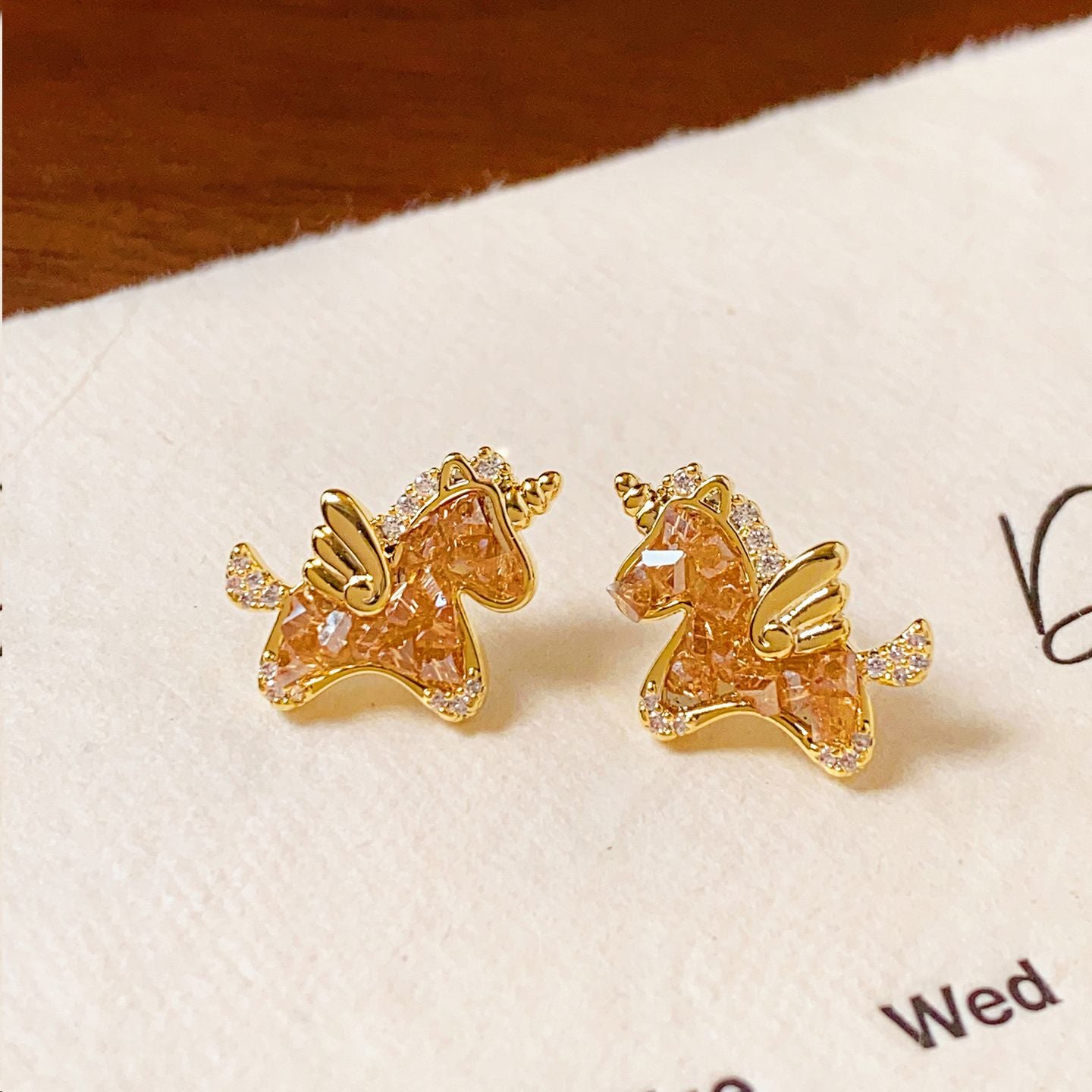 Pendientes Minimalistas de Lujo con Colgante de Caballo en Cobre Bañado con Postes de Plata 925 para Uso Diario en Oficina Elegante para Mujer