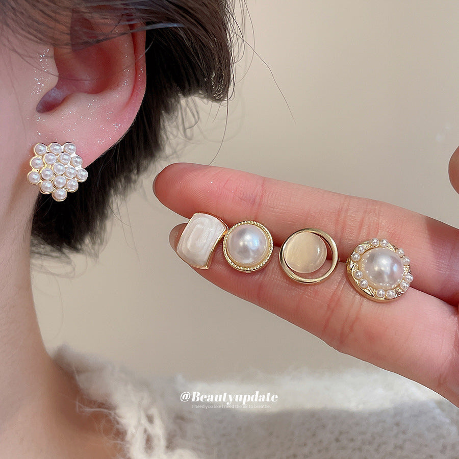 Eleganti orecchini a lobo placcati in acciaio in stile vintage con perle finte e zirconi rotondi per donna