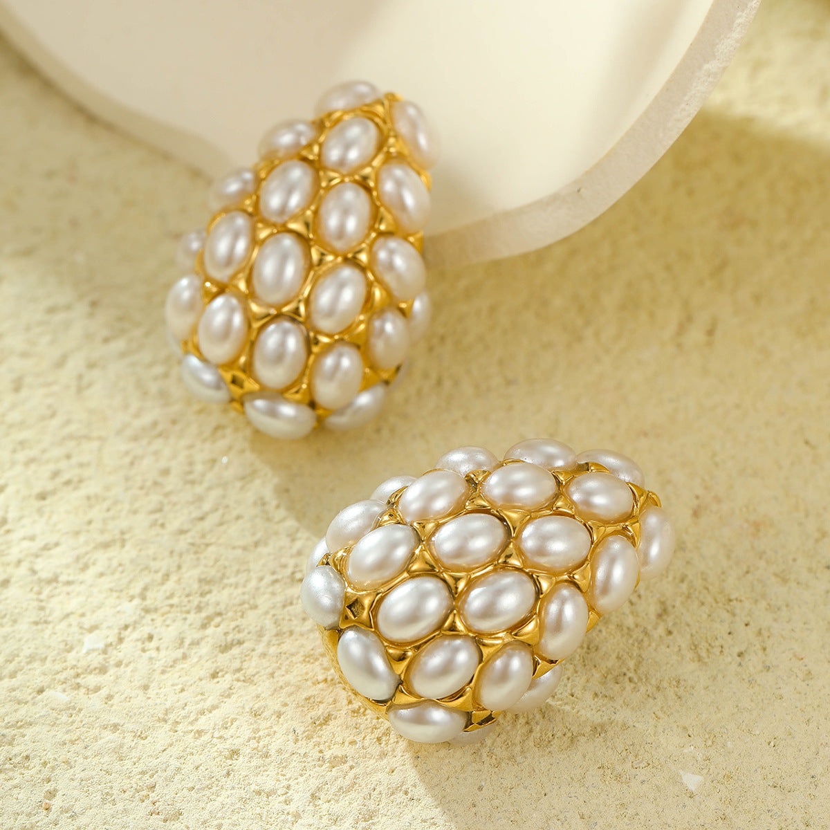 Pendientes de acero de titanio con forma de lágrima estilo vintage, incrustaciones de perlas y baño de oro de 18 quilates para mujer