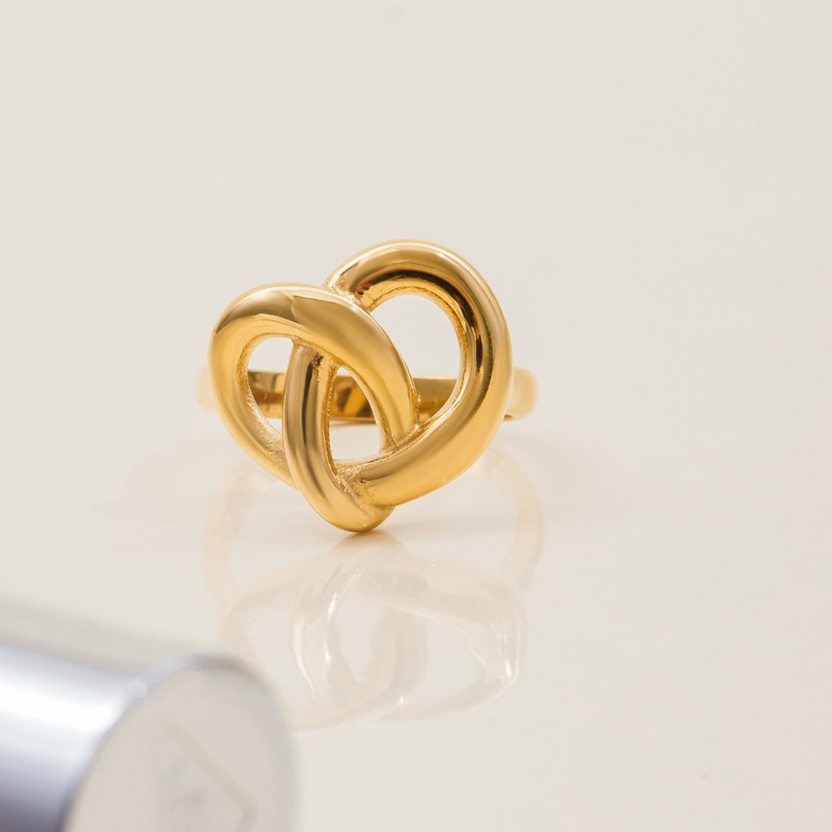 Anello Minimalista a Cuore in Acciaio al Titanio con Finitura Galvanizzata per Donna, Fascia alla Moda Leggera e Resistente allo Sbiadimento