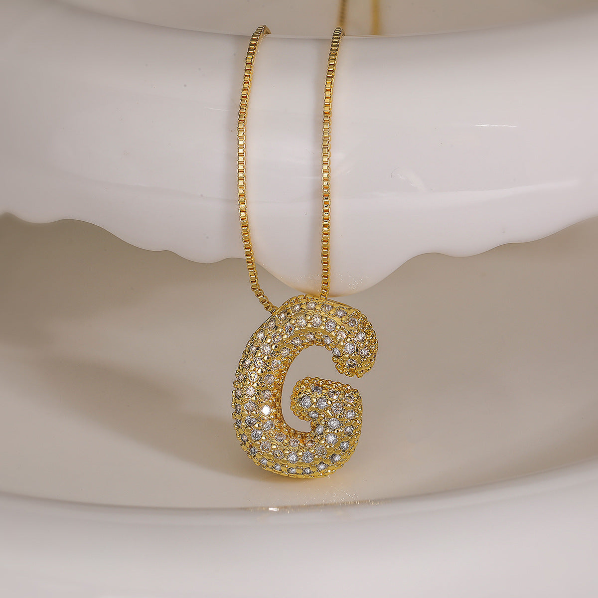 Collana con ciondolo a lettera geometrica minimalista da donna con intarsio in zircone in rame