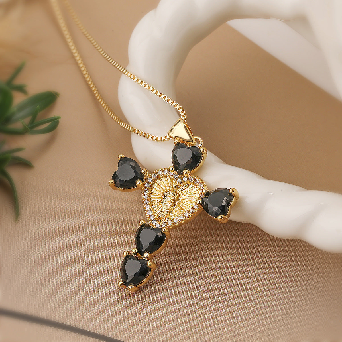 Collana pendente a croce minimalista da donna in rame con placcatura in oro 18 carati e intarsio in zircone