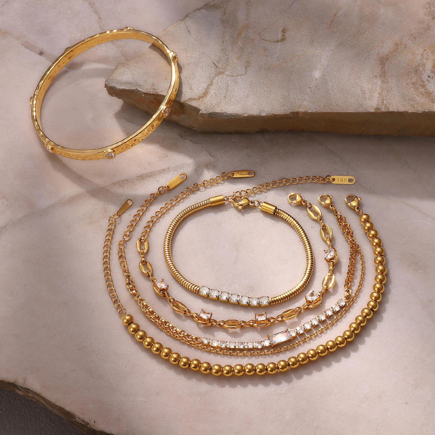 Bracciale da donna in acciaio inossidabile placcato con zirconi, dal design geometrico minimalista
