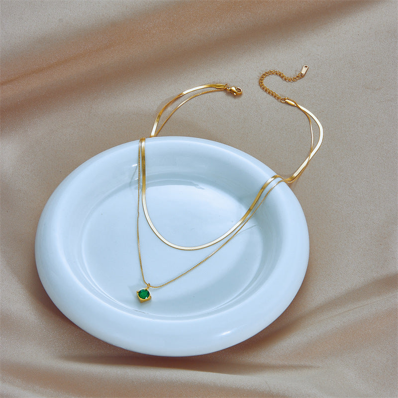 Collana con Pendente Minimalista Geometrico Verde Strass in Acciaio al Titanio con Doppia Catena Placcata per Donne