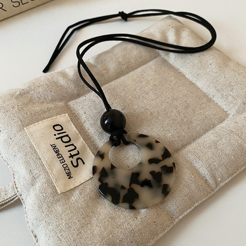 Collana con ciondolo geometrico in acrilico stile retrò da donna con charm in lega, fatta a mano, catena a strati alla moda minimalista