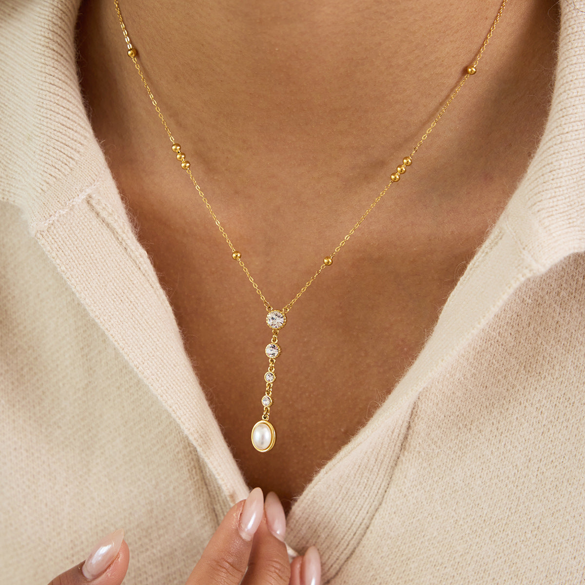 Collar con colgante de triángulo geométrico minimalista de acero de titanio chapado en oro de 18 quilates para mujer