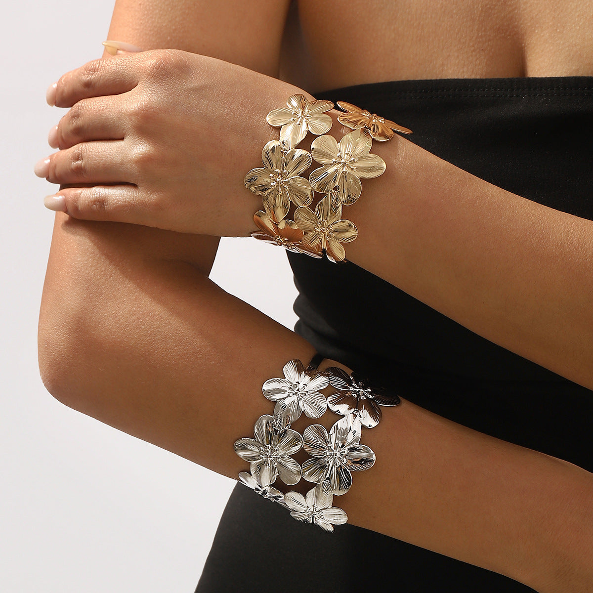 Elegante bracciale floreale a due livelli con apertura regolabile e fascia larga effetto metallo da donna