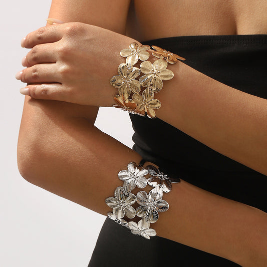 Elegante bracciale floreale a due livelli con apertura regolabile e fascia larga effetto metallo da donna
