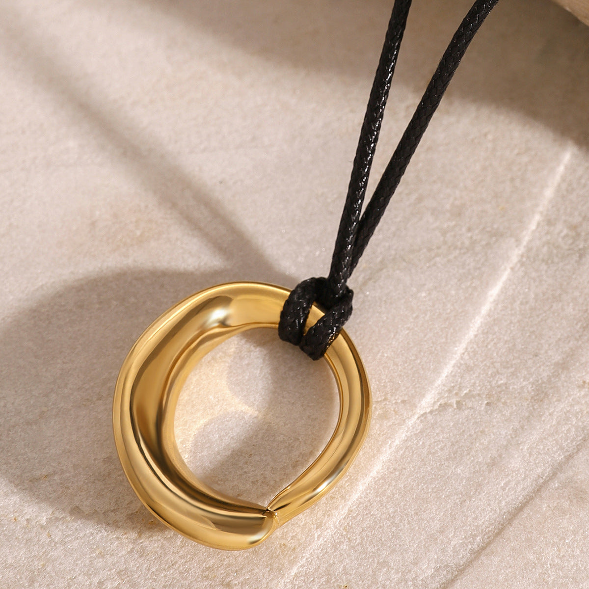 Collana con ciondolo geometrico cavo minimalista in acciaio inossidabile con pendente in acciaio al titanio e finitura placcata per donna
