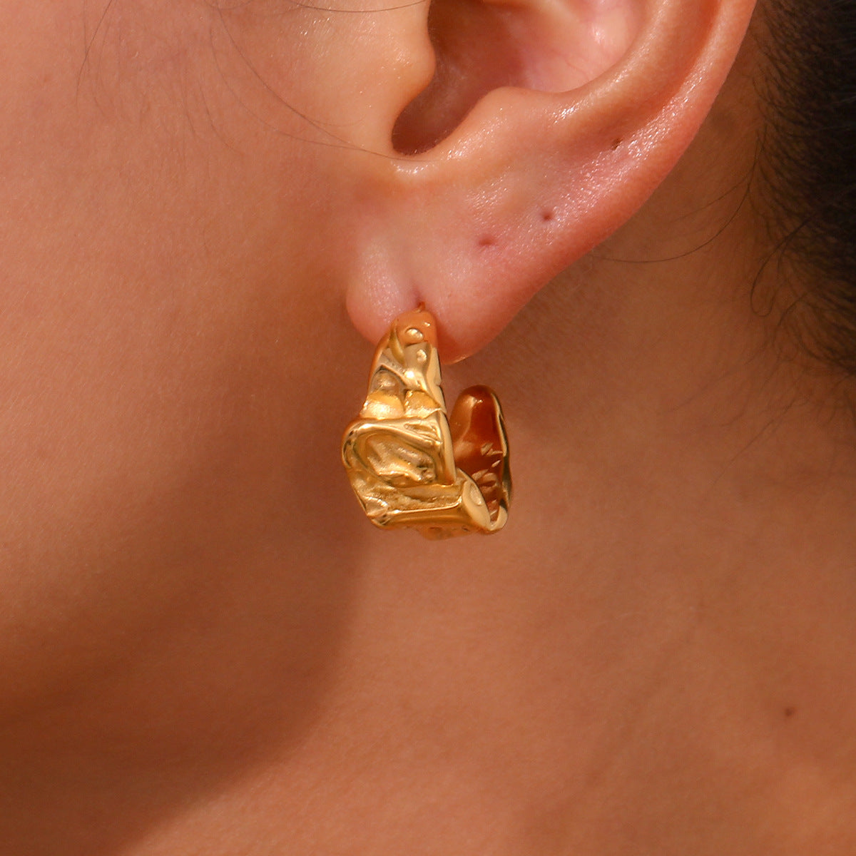 Orecchini da donna in acciaio inossidabile a forma di luna in stile francese minimalista con placcatura in oro 18 carati e design a pieghe irregolari testurizzate