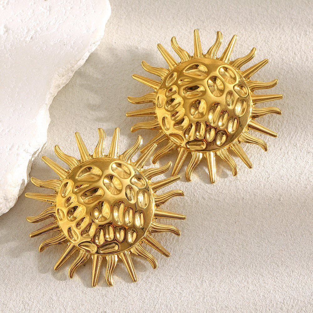 Orecchini da donna minimalisti in acciaio inossidabile a forma di sole placcati in oro 18K