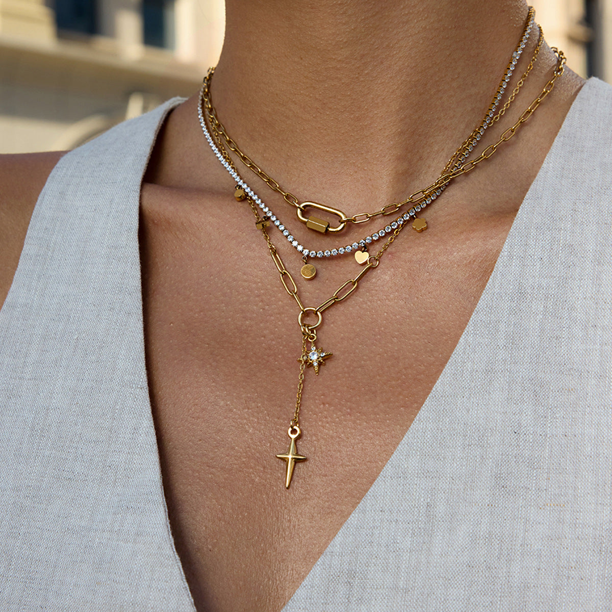 Collana Minimalista da Donna in Acciaio al Titanio con Stella a Quattro Punte e Finitura Placcata