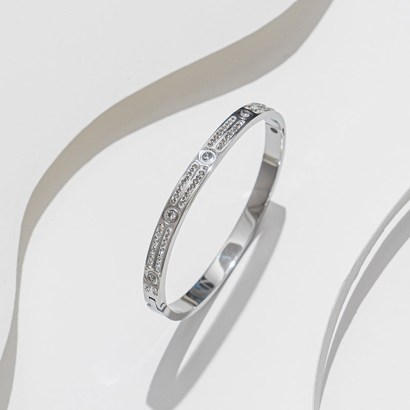 Bracciale Minimalista in Acciaio Inossidabile da Donna con Placcatura in Acciaio al Titanio e Intarsio di Strass a Forma Geometrica Ovale