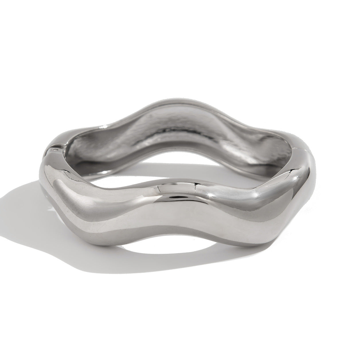Pulsera de metal ancha ondulada irregular exagerada con diseño de muelle pulido y líneas geométricas