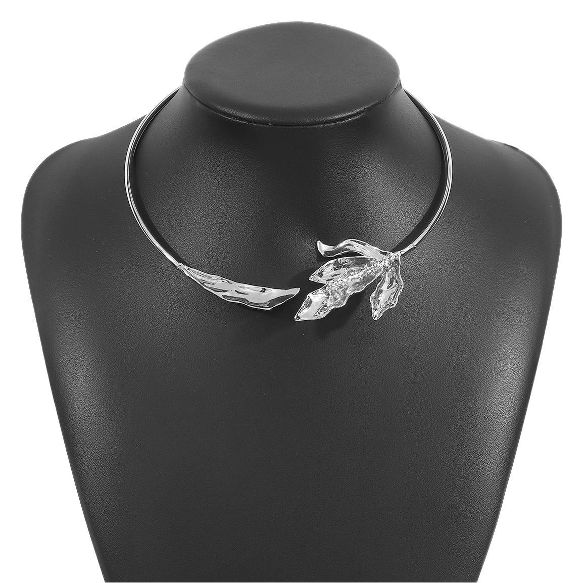 Collana con ciondolo a foglia botanica vintage da donna, girocollo in lega con catena delicata e medaglione