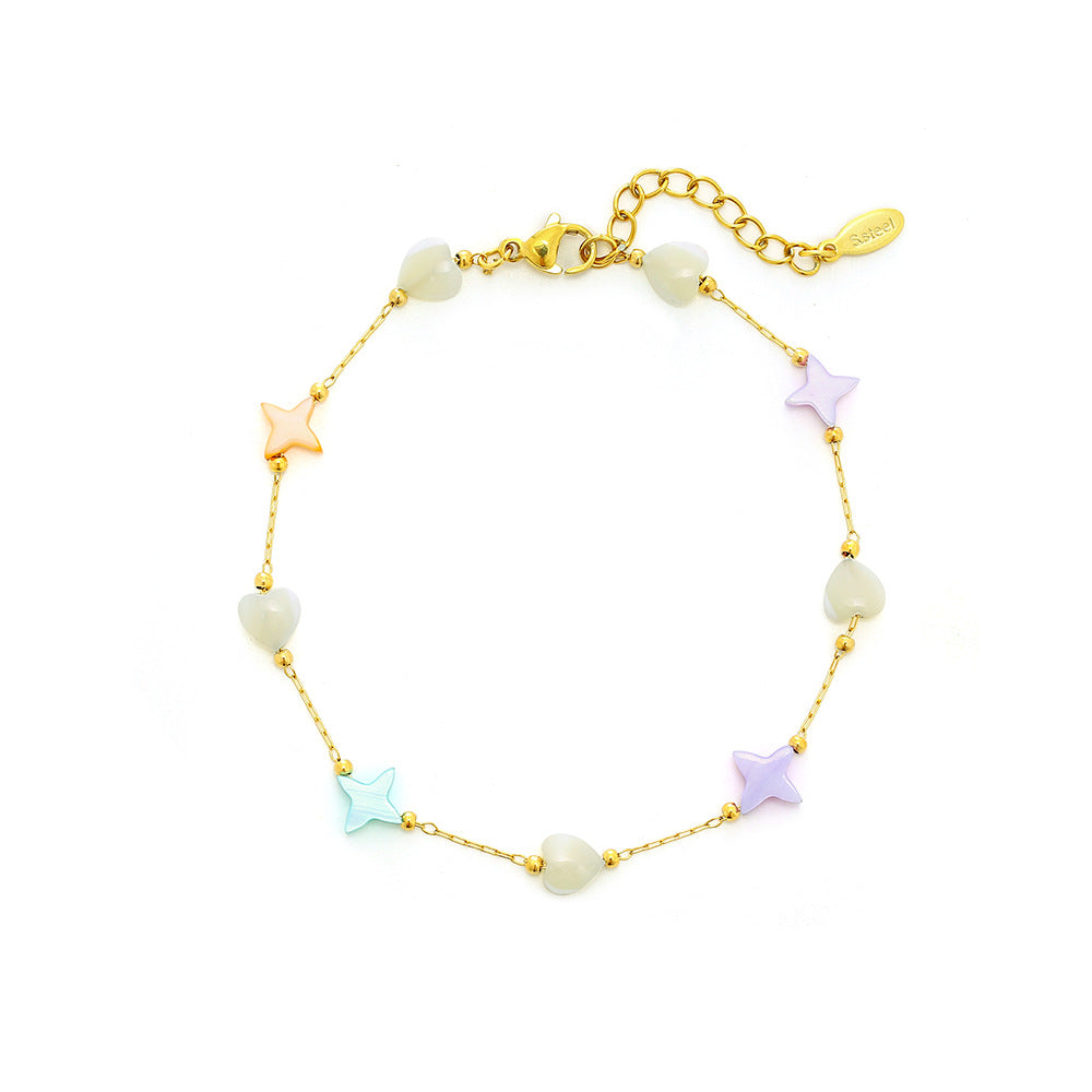 Elegante pulsera unisex de acero titanio con forma de concha y acabado chapado, ideal para atuendos casuales y de negocios en verano.