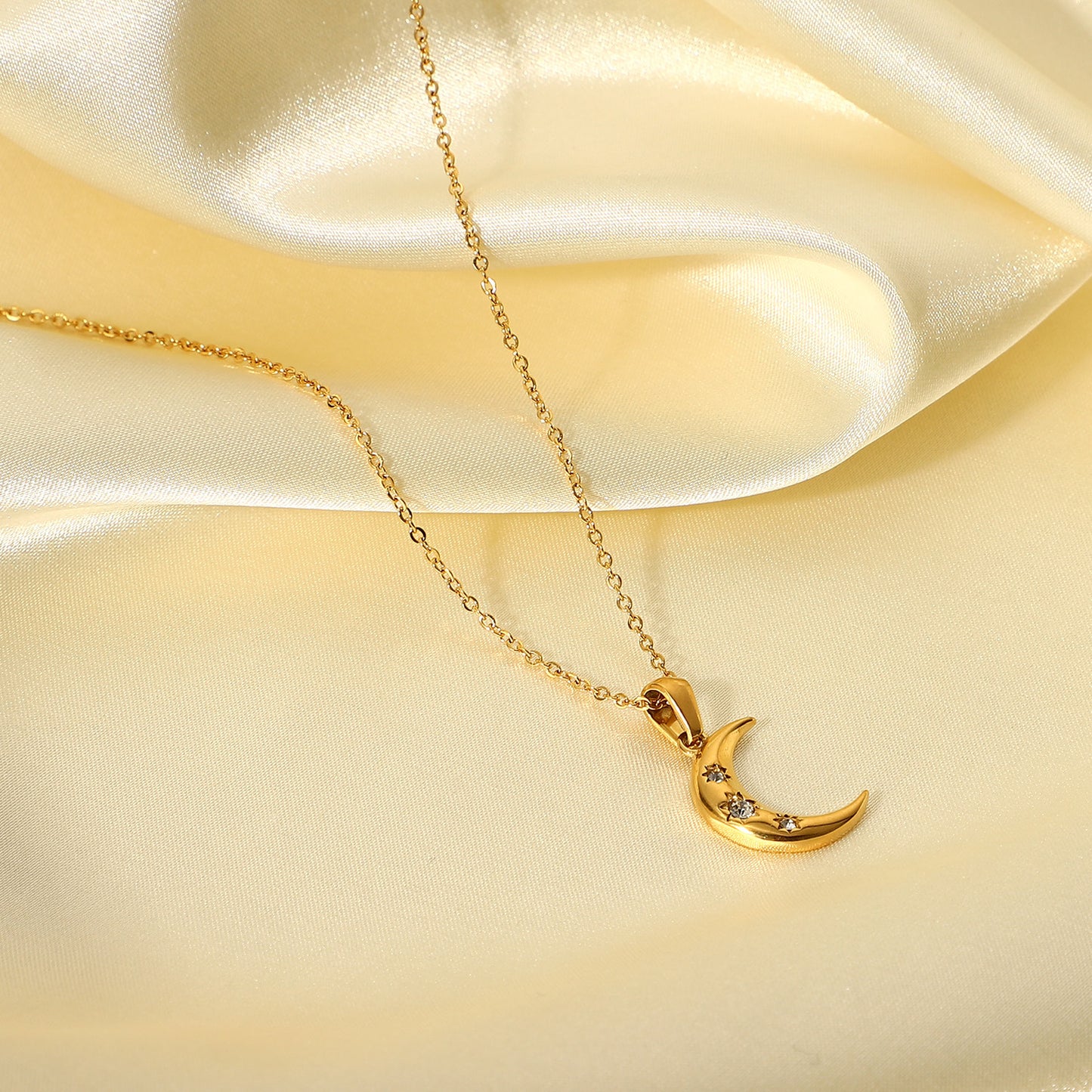 Collar con Colgante de Luna Minimalista para Mujer con Cadena de Acero Inoxidable Bañada en Oro de 18K y Triple Incrustación de Circonita