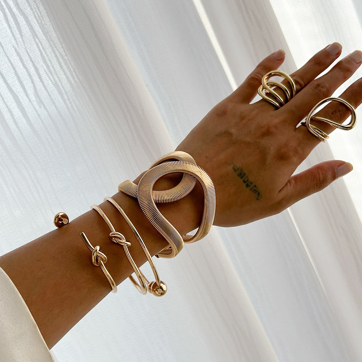Bracciale da donna minimalista circolare a C in metallo con finitura placcata