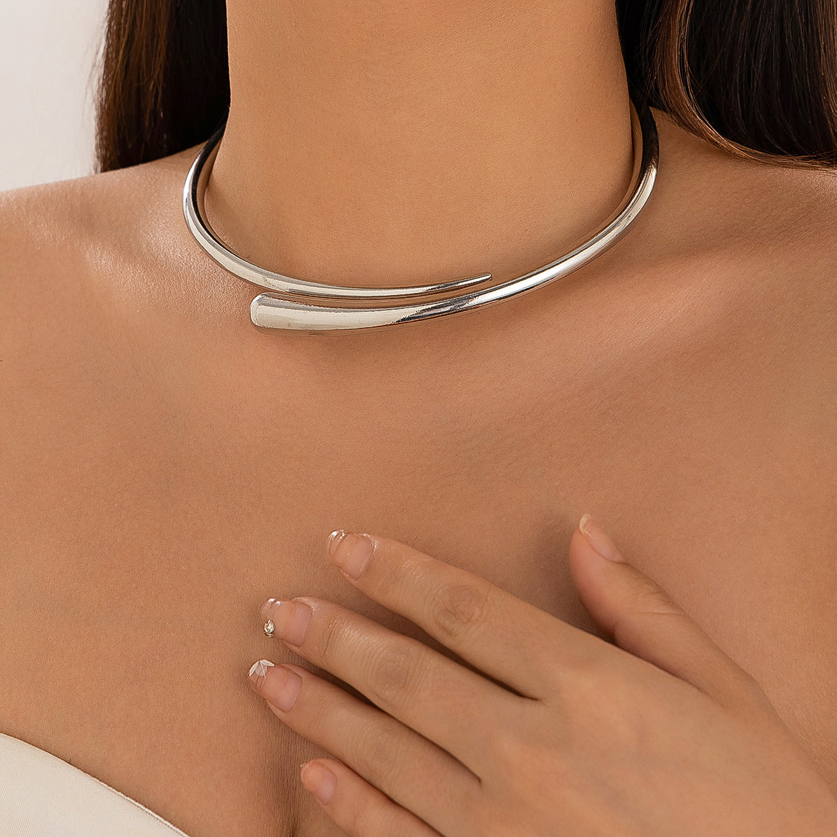 Collana girocollo minimalista in lega geometrica da donna con design asimmetrico e irregolare