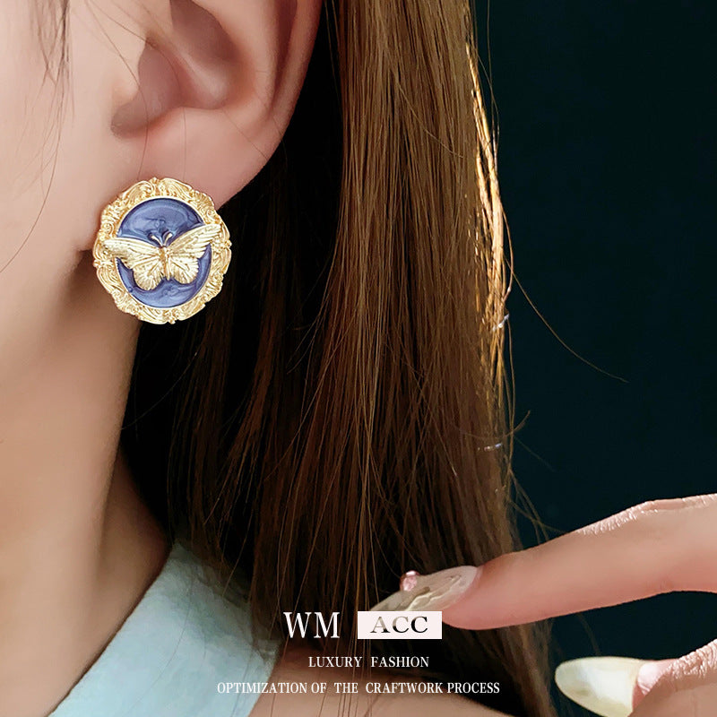 Pendientes de aleación con forma de mariposa estilo vintage con postes de acero bañados en plata para mujer, diseño artístico retro, joyería de lujo ligera