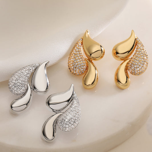 Orecchini a perno geometrici irregolari con zirconi da donna in rame con placcatura in oro vero e incastonatura micro-pavé